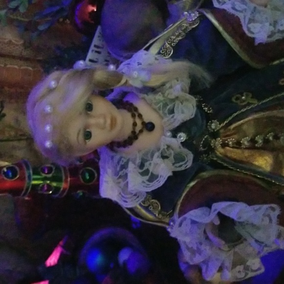 Porcelain doll has the face of an angel dressed in a blue velvet dress - Picture 4 of 10